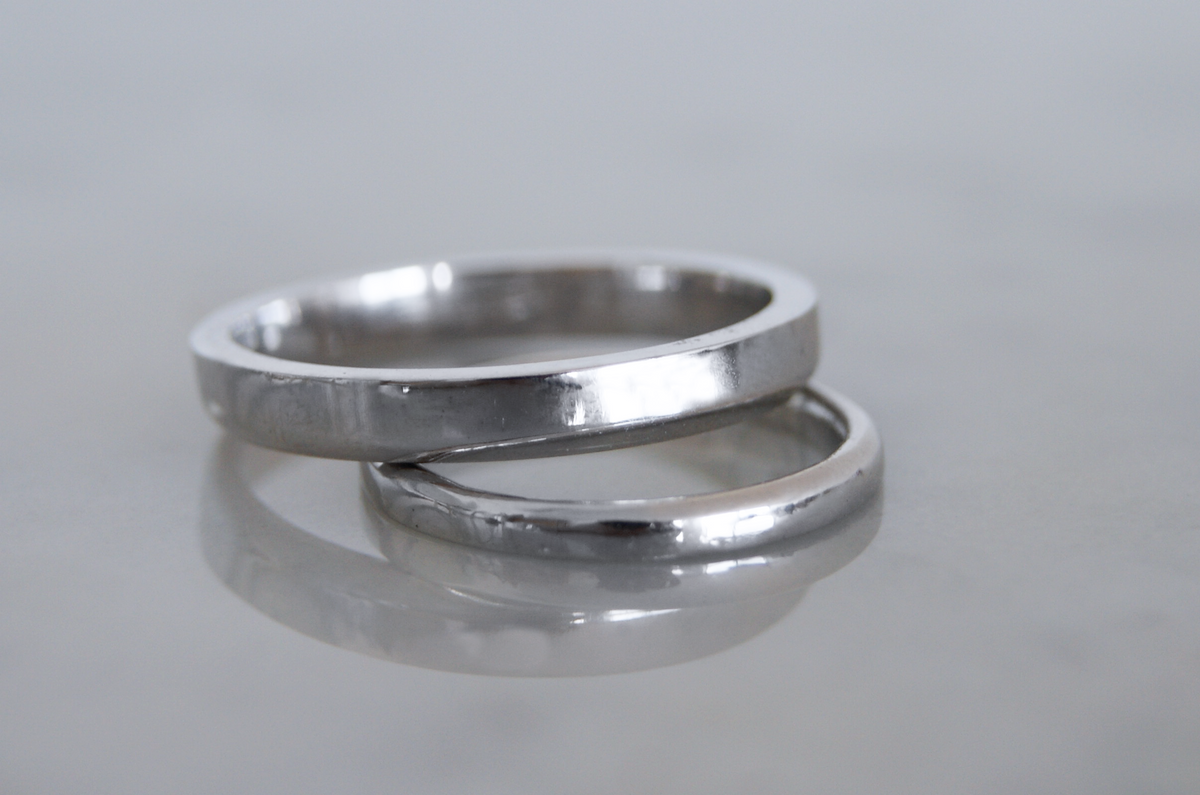 Argollas de matrimonio Newman | Par clásico media caña y plano en oro blanco 14k con baño de rodio, a tu talla