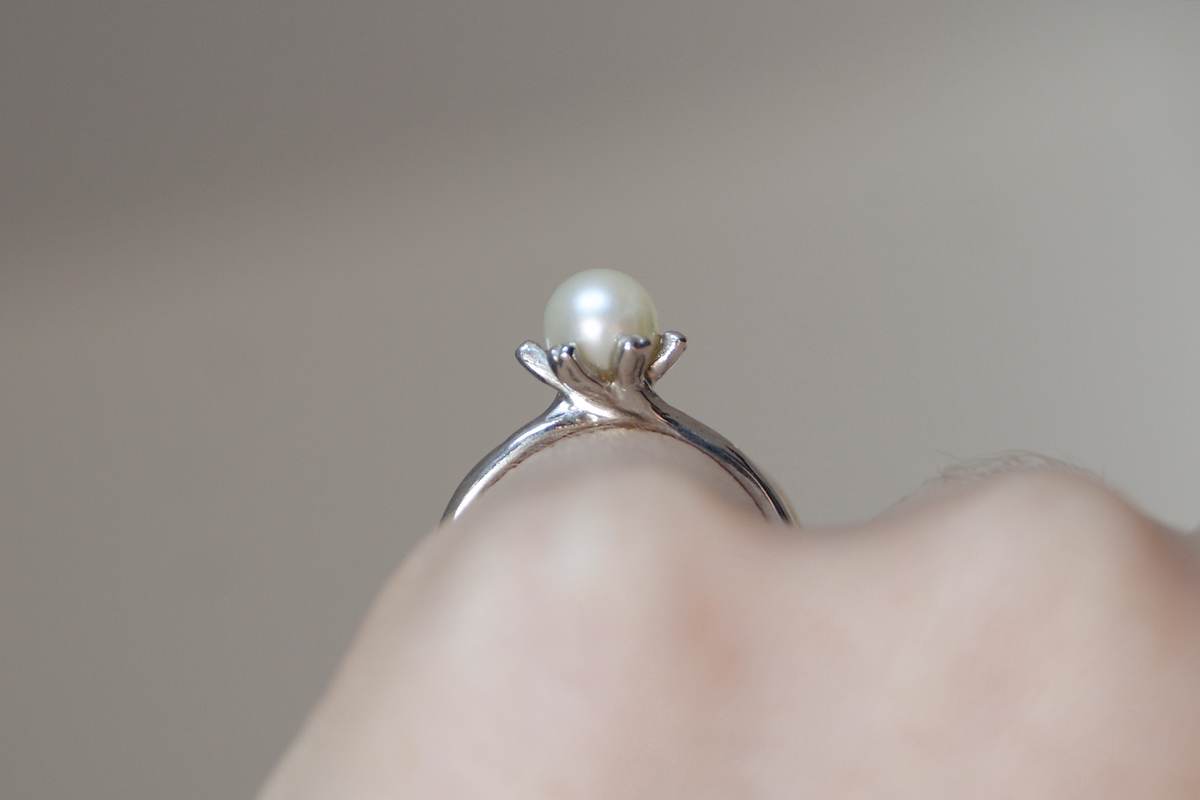 Anillo solitario Cleo | Perla cultivada de agua dulce en plata .925 con montura de doble uña