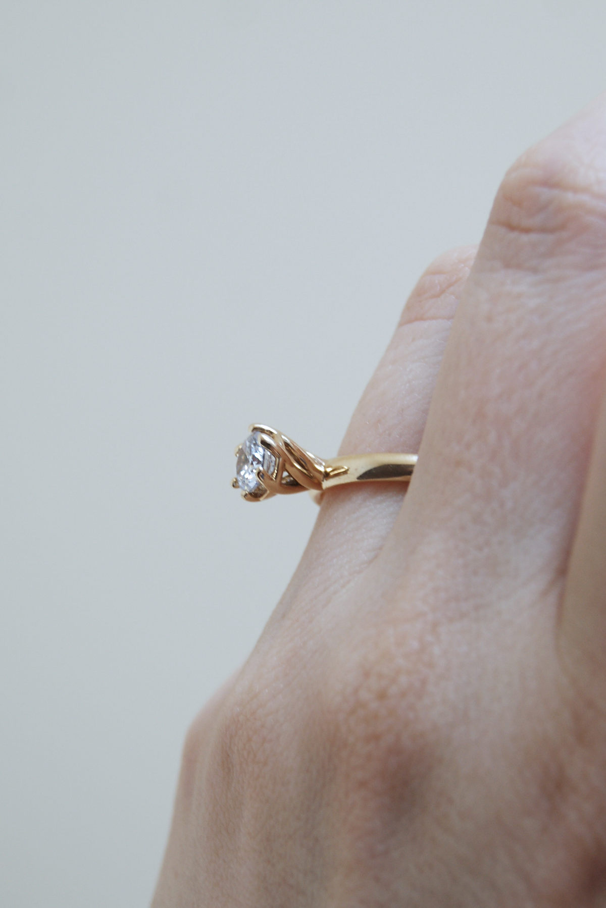 Anillo de compromiso Marie | Solitario con diamante en oro amarillo 14k, a tu talla