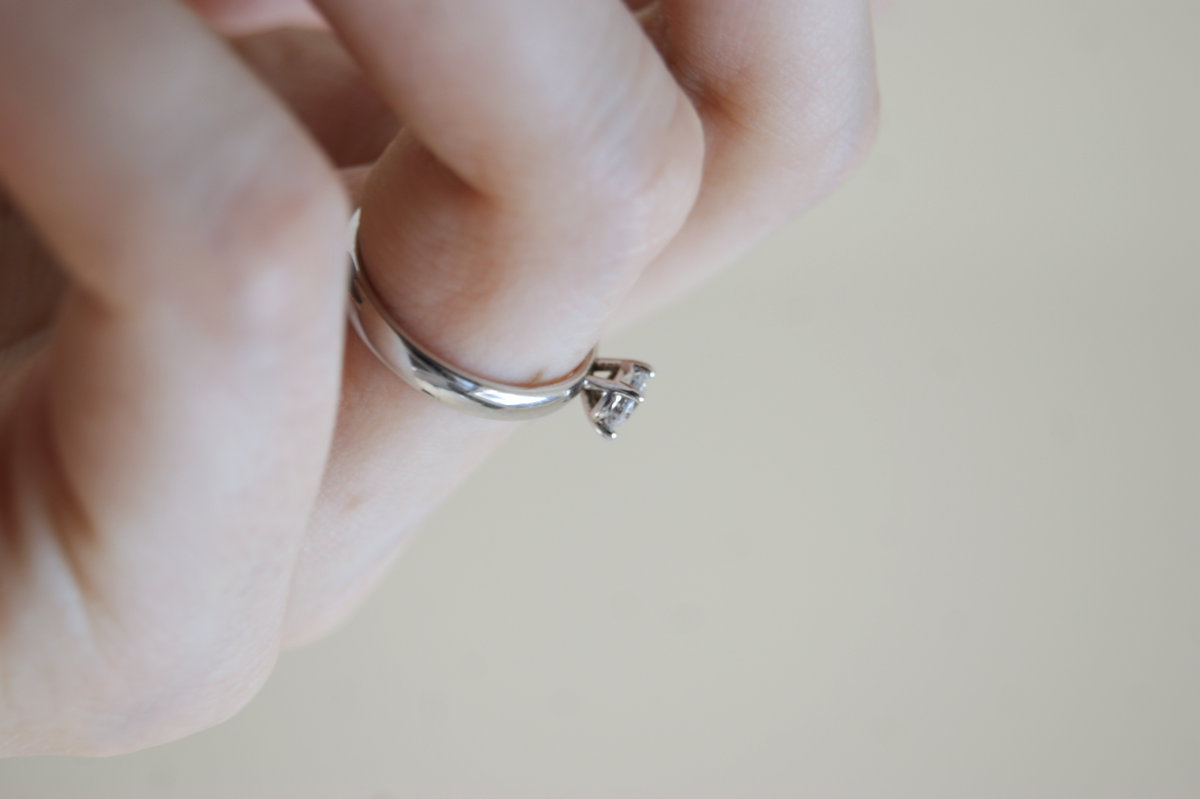 Anillo de compromiso Simone | Solitario con diamante en oro blanco 14k, a tu talla