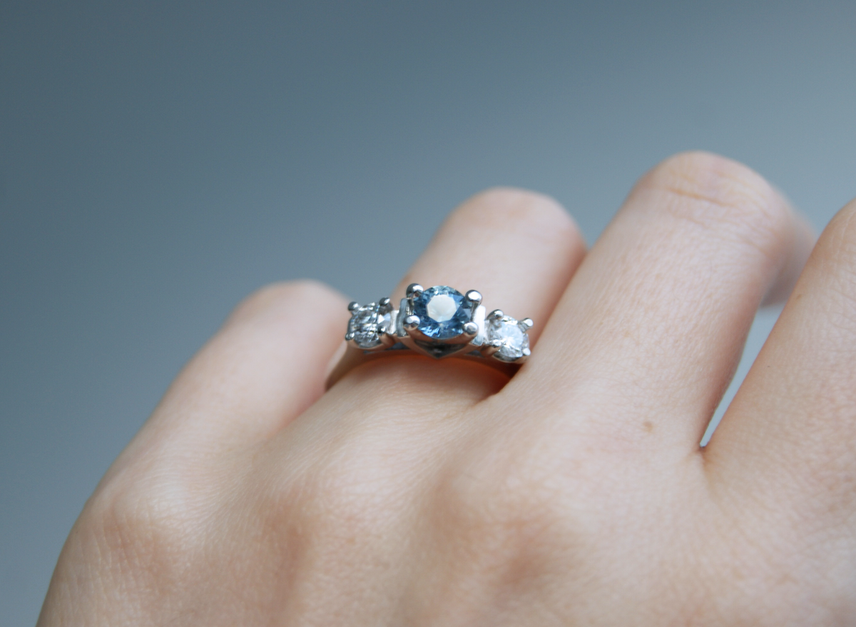 Anillo de compromiso Beatriz | Zafiro de Montana natural y diamantes naturales en oro 14k