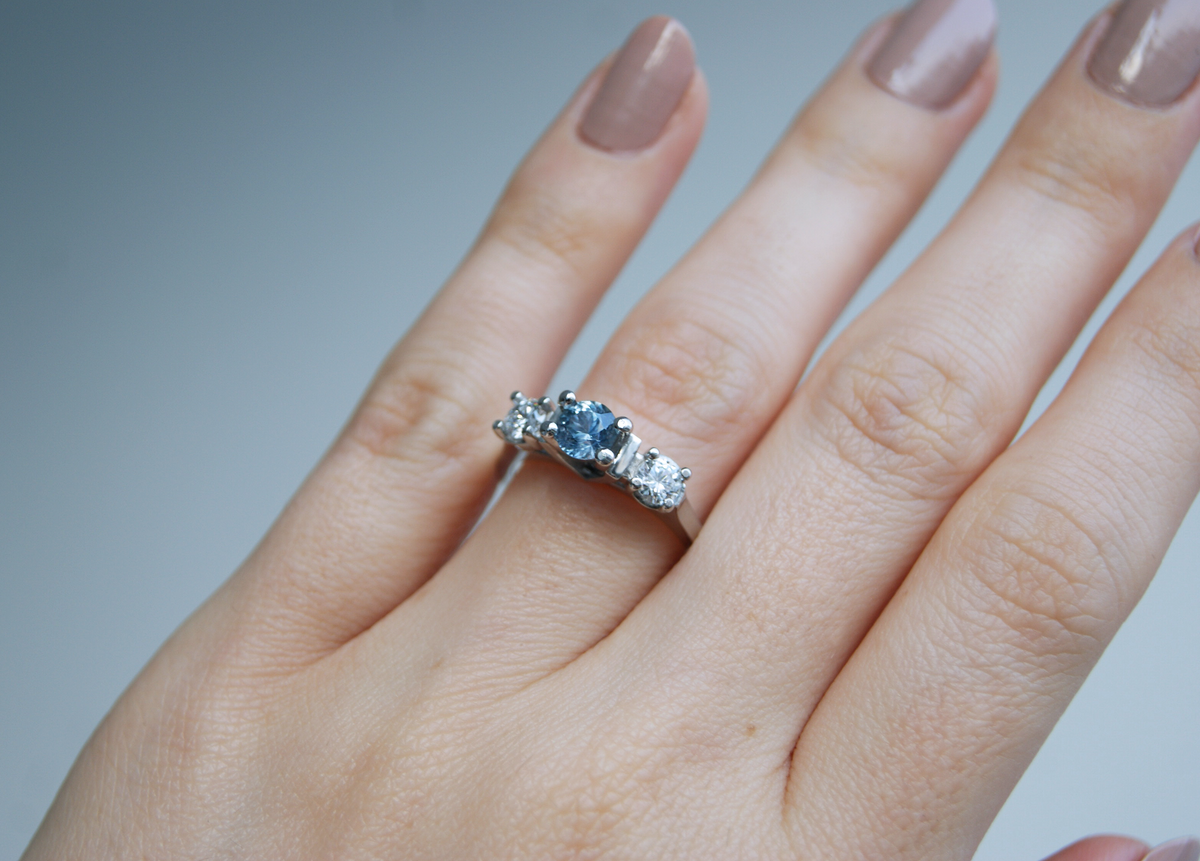 Anillo de compromiso Beatriz | Zafiro de Montana natural y diamantes naturales en oro 14k
