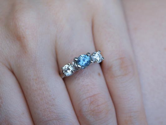 Anillo de compromiso Beatriz | Zafiro de Montana natural y diamantes naturales en oro 14k