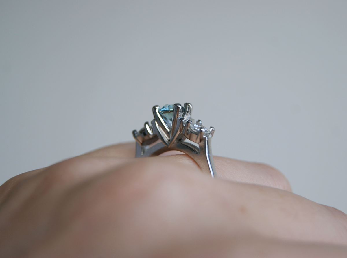 Anillo de compromiso Beatriz | Zafiro de Montana natural y diamantes naturales en oro 14k