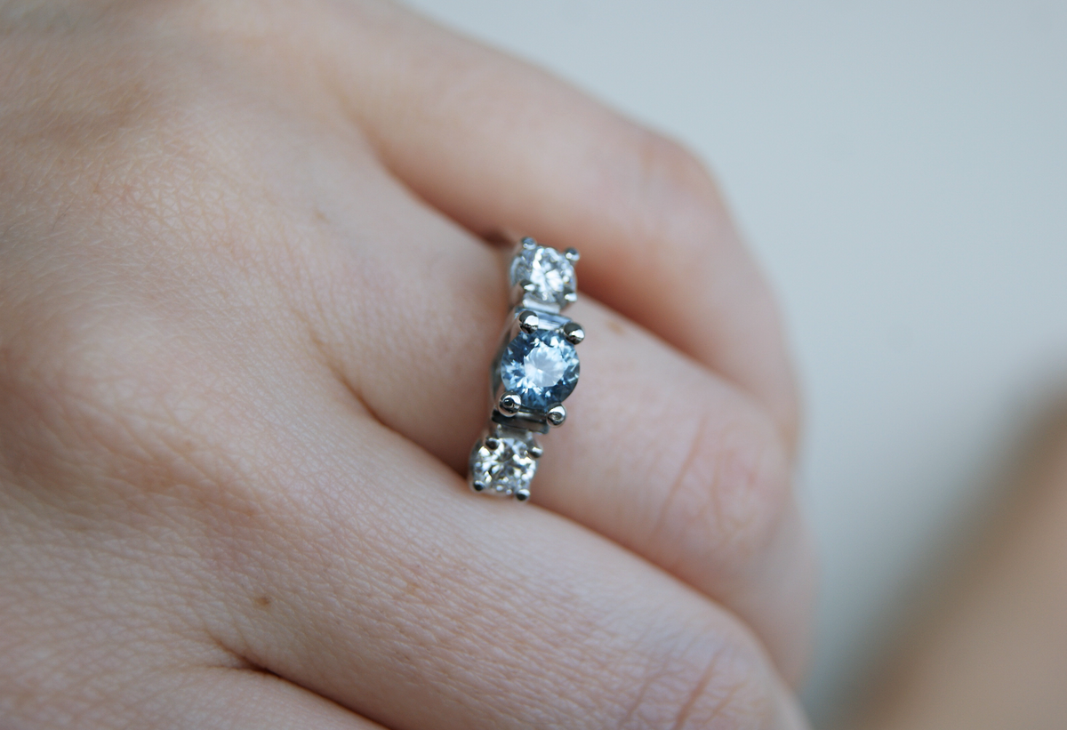 Anillo de compromiso Beatriz | Zafiro de Montana natural y diamantes naturales en oro 14k