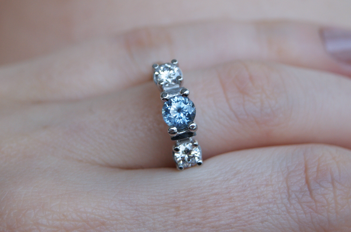 Anillo de compromiso Beatriz | Zafiro de Montana natural y diamantes naturales en oro 14k