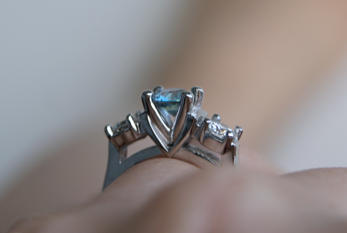 Anillo de compromiso Beatriz | Zafiro de Montana natural y diamantes naturales en oro 14k
