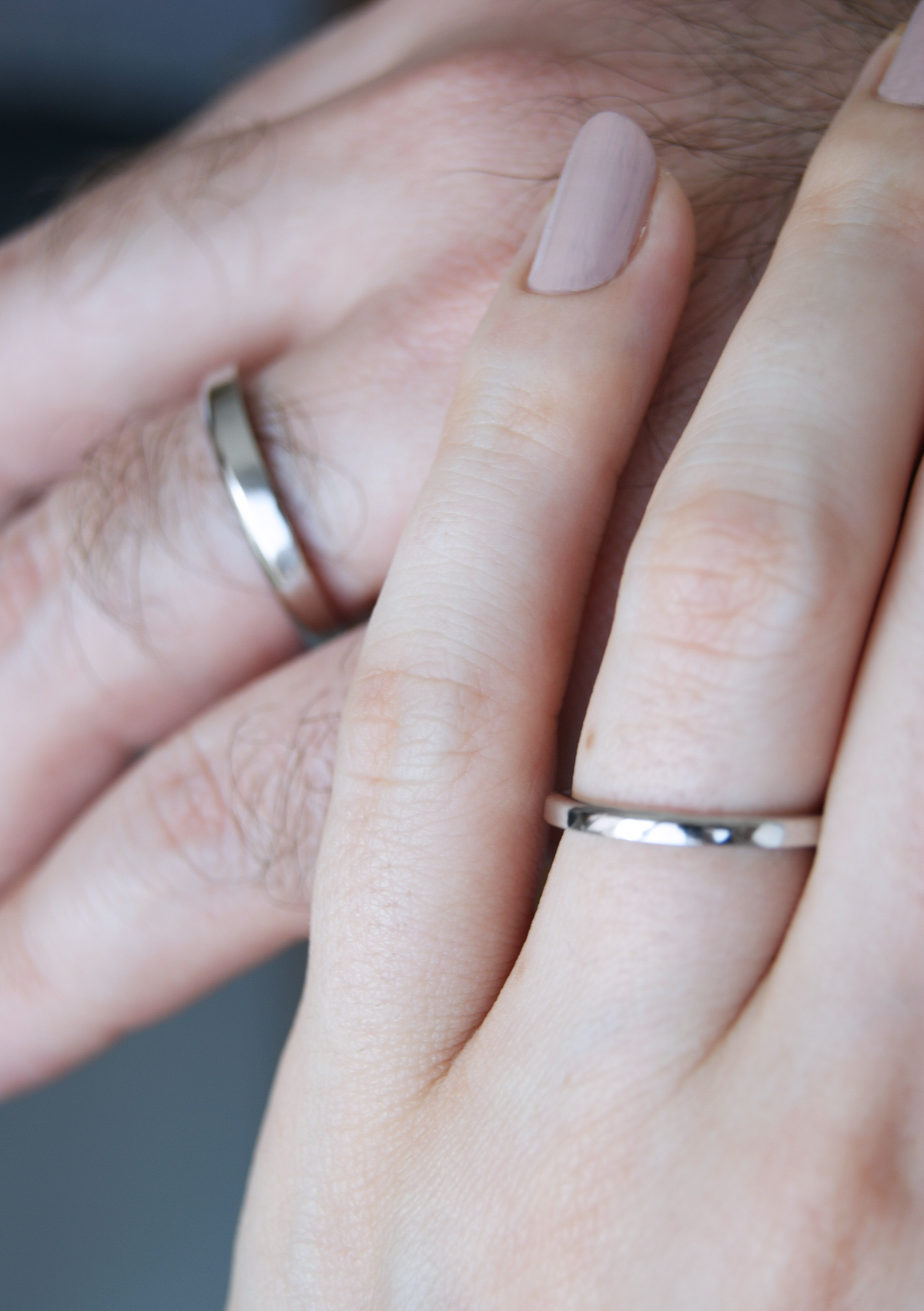 Argollas de matrimonio Newman | Par clásico media caña y plano en oro blanco 14k con baño de rodio, a tu talla