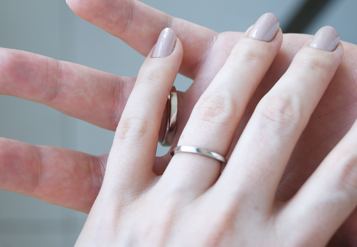 Argollas de matrimonio Newman | Par clásico media caña y plano en oro blanco 14k con baño de rodio, a tu talla