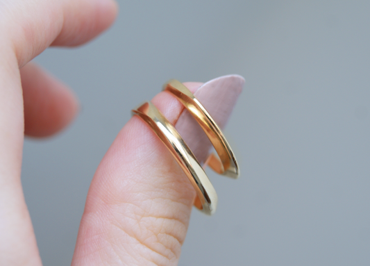 Argollas de matrimonio Eames | Par aerodinámico en oro amarillo 14k con pulido espejo, a tu talla