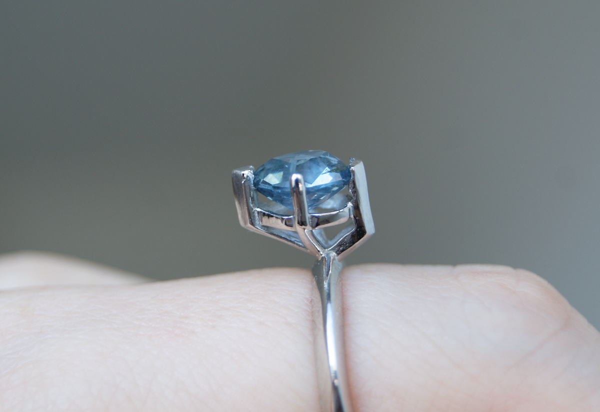 Anillo de compromiso Grace | Asimétrico con zafiro de Montana natural de talla fancy en oro blanco 14k, a tu talla