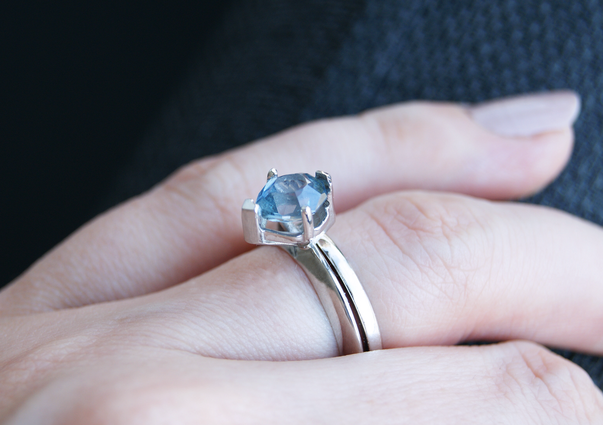 Anillo de compromiso Grace | Asimétrico con zafiro de Montana natural de talla fancy en oro blanco 14k, a tu talla
