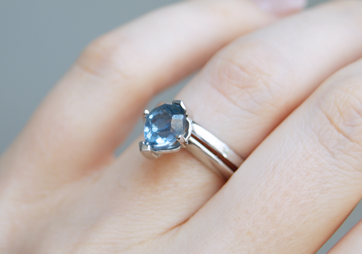Anillo de compromiso Grace | Asimétrico con zafiro de Montana natural de talla fancy en oro blanco 14k, a tu talla
