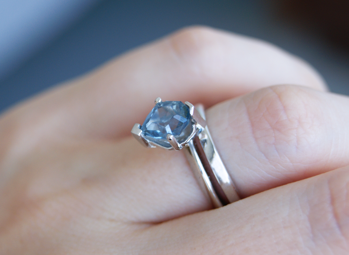 Anillo de compromiso Grace | Asimétrico con zafiro de Montana natural de talla fancy en oro blanco 14k, a tu talla