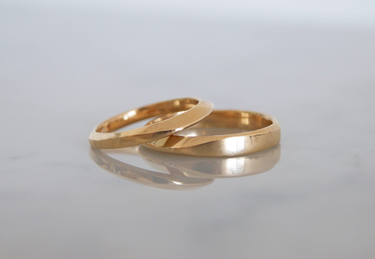 Argollas de matrimonio Eames | Par aerodinámico en oro amarillo 14k con pulido espejo, a tu talla
