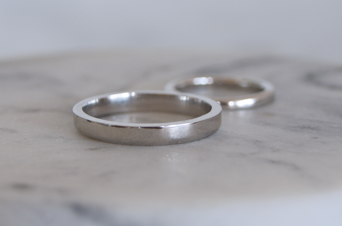 Argollas de matrimonio Newman | Par clásico media caña y plano en oro blanco 14k con baño de rodio, a tu talla
