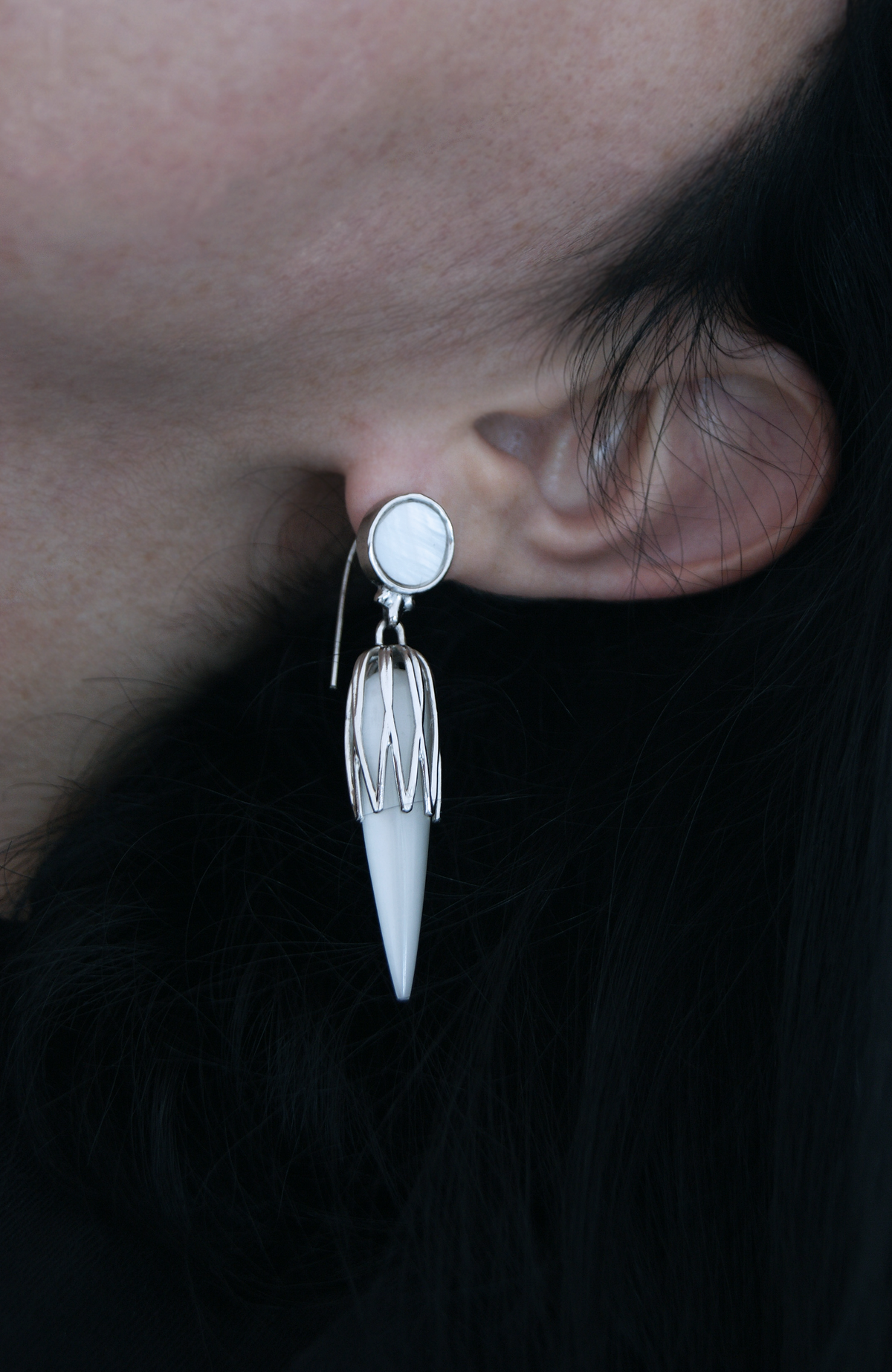 Aretes Catherine | Largos en plata .925 con madre perla, inspiración Art Déco