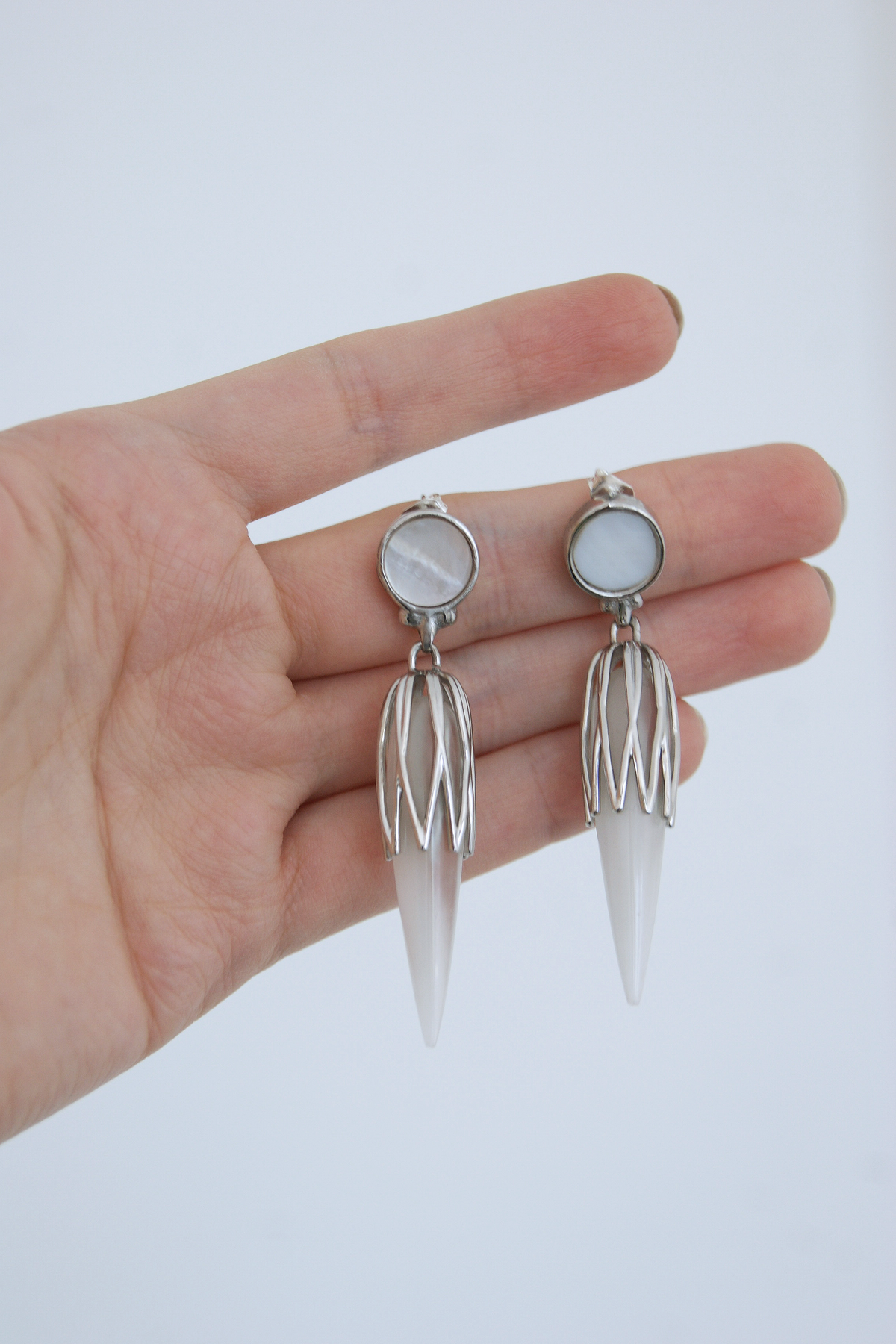 Aretes Catherine | Largos en plata .925 con madre perla, inspiración Art Déco