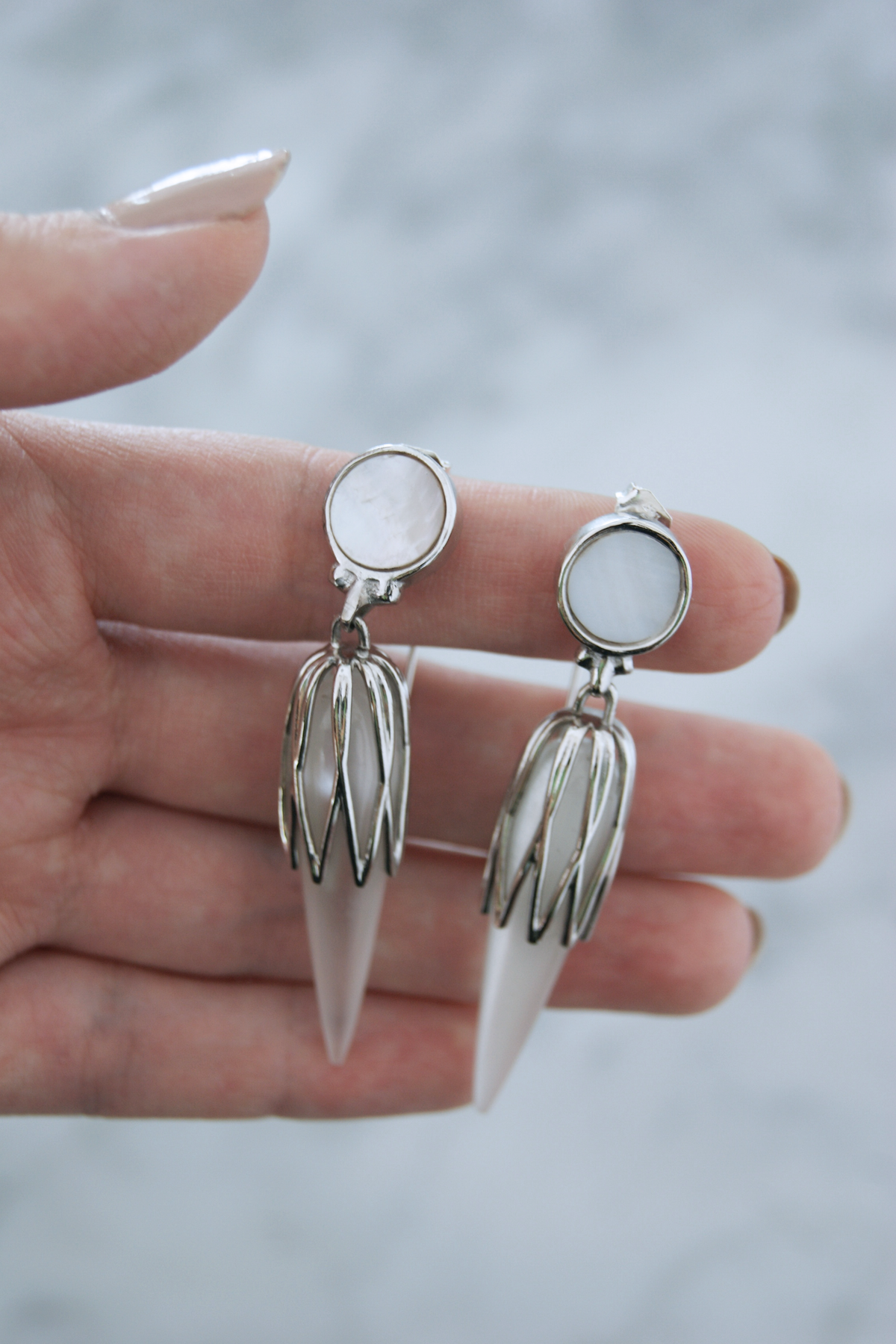 Aretes Catherine | Largos en plata .925 con madre perla, inspiración Art Déco