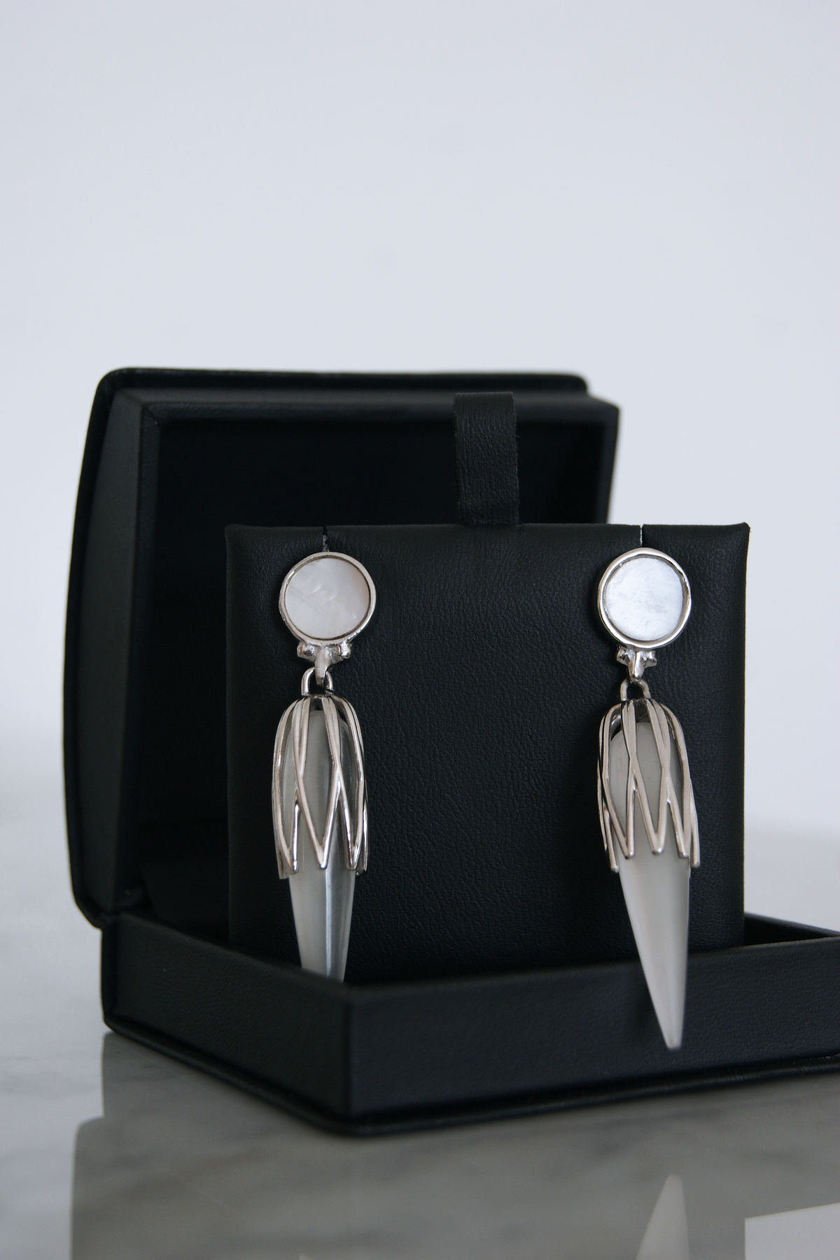 Aretes Catherine | Largos en plata .925 con madre perla, inspiración Art Déco