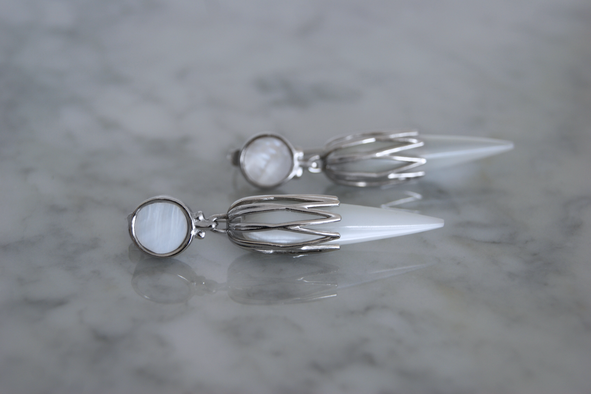 Aretes Catherine | Largos en plata .925 con madre perla, inspiración Art Déco