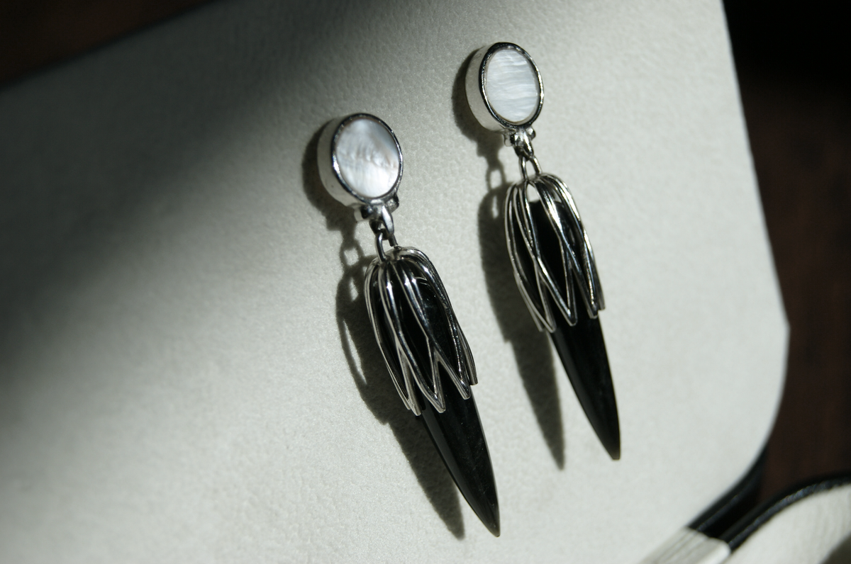 Aretes Jordan | Largos en plata .925 con ónix negro, inspiración Art Déco