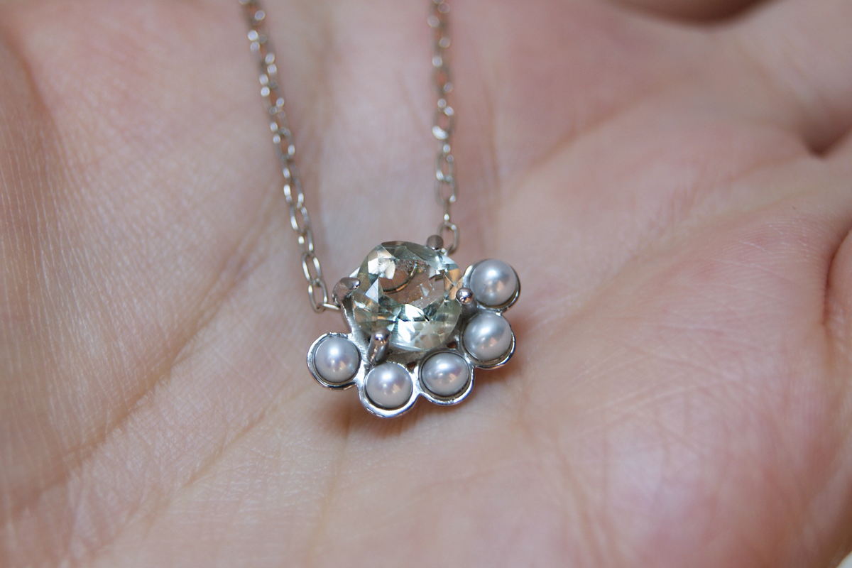 Dije Alba | Amatista verde y perlas cultivadas en oro blanco 14k con cadena