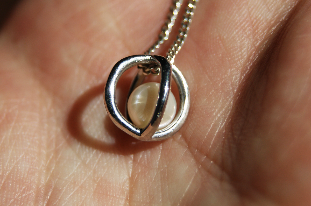 Dije Tiferet | Esfera con perla cultivada en plata .925 con cadena