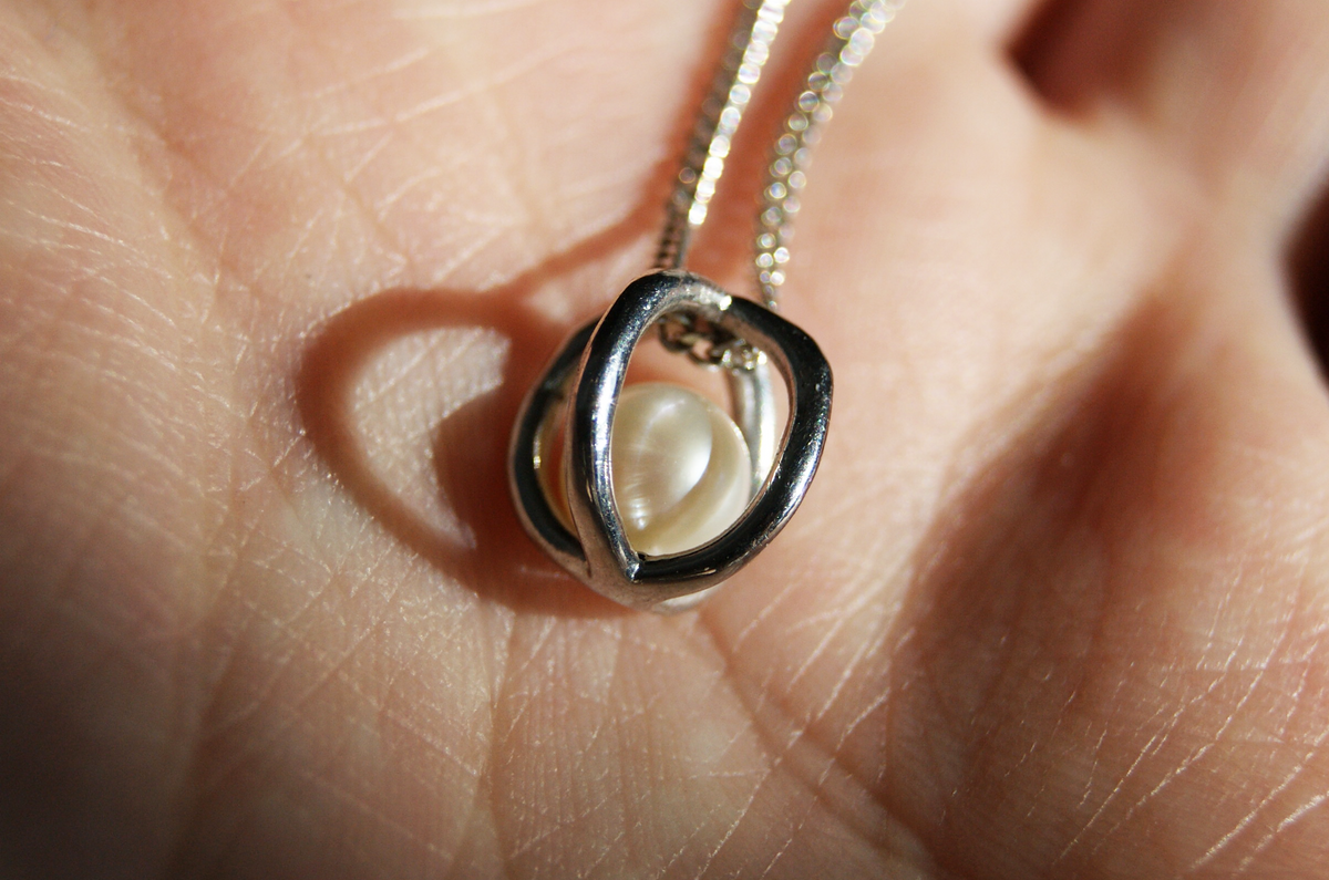 Dije Tiferet | Esfera con perla cultivada en plata .925 con cadena