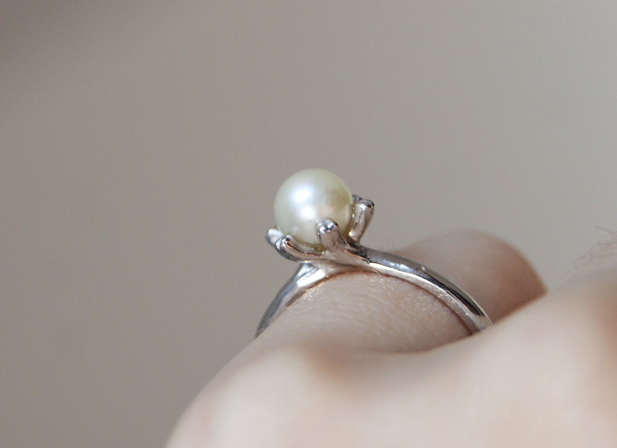 Anillo solitario Cleo | Perla cultivada de agua dulce en plata .925 con montura de doble uña