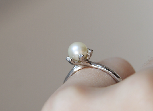 Anillo solitario Cleo | Perla cultivada de agua dulce en plata .925 con montura de doble uña