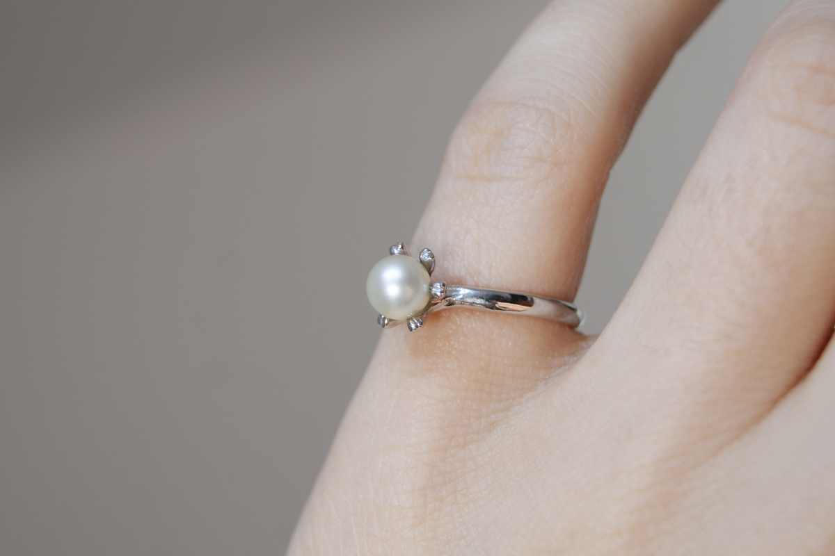 Anillo solitario Cleo | Perla cultivada de agua dulce en plata .925 con montura de doble uña