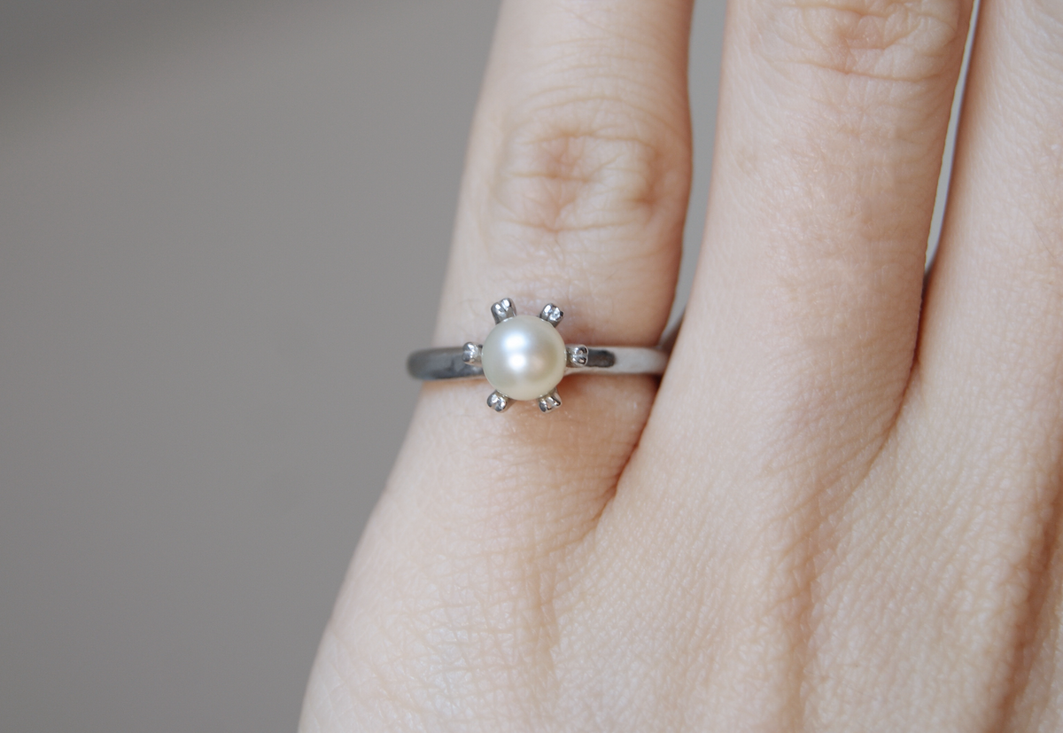 Anillo solitario Cleo | Perla cultivada de agua dulce en plata .925 con montura de doble uña