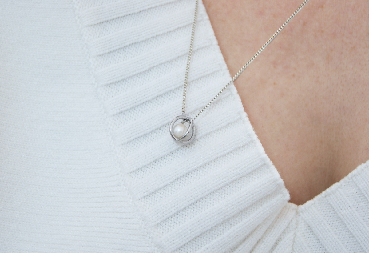 Dije Tiferet | Esfera con perla cultivada en plata .925 con cadena