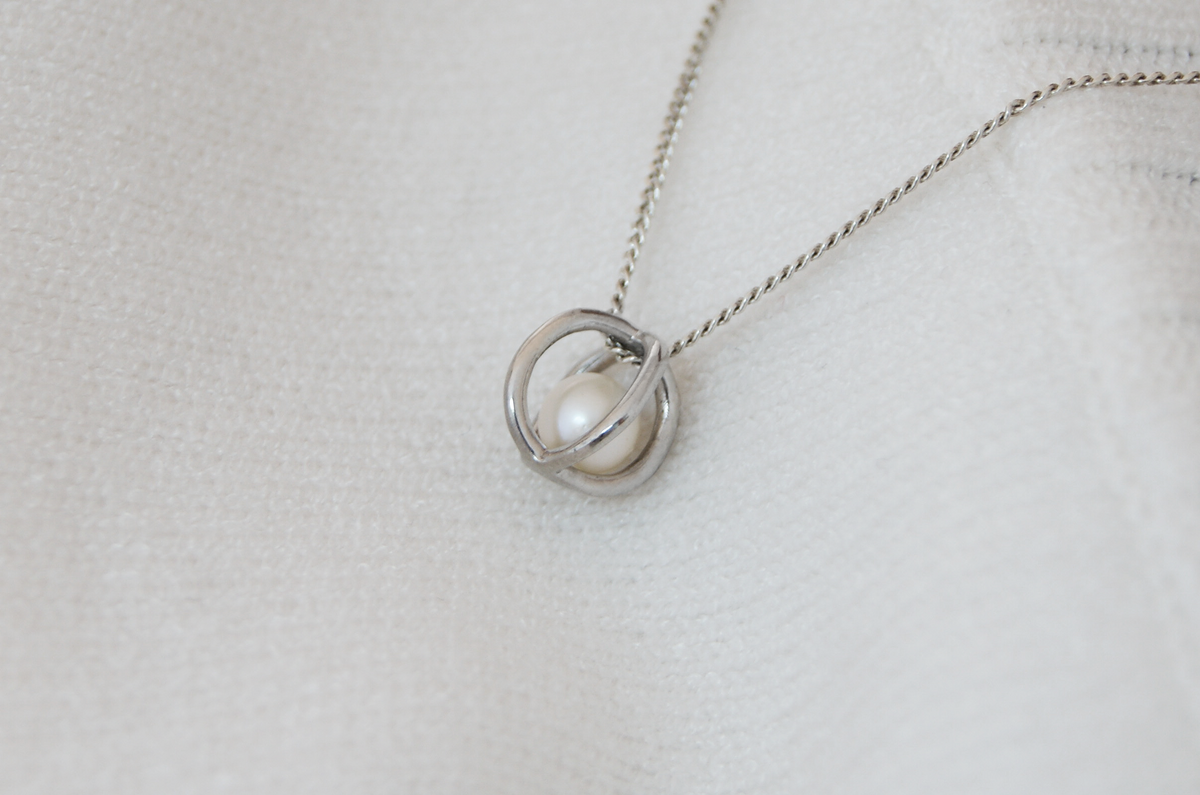 Dije Tiferet | Esfera con perla cultivada en plata .925 con cadena