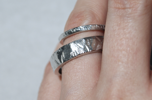 Argollas de matrimonio Child | Par martillado en oro blanco 14k con baño de rodio, a tu talla