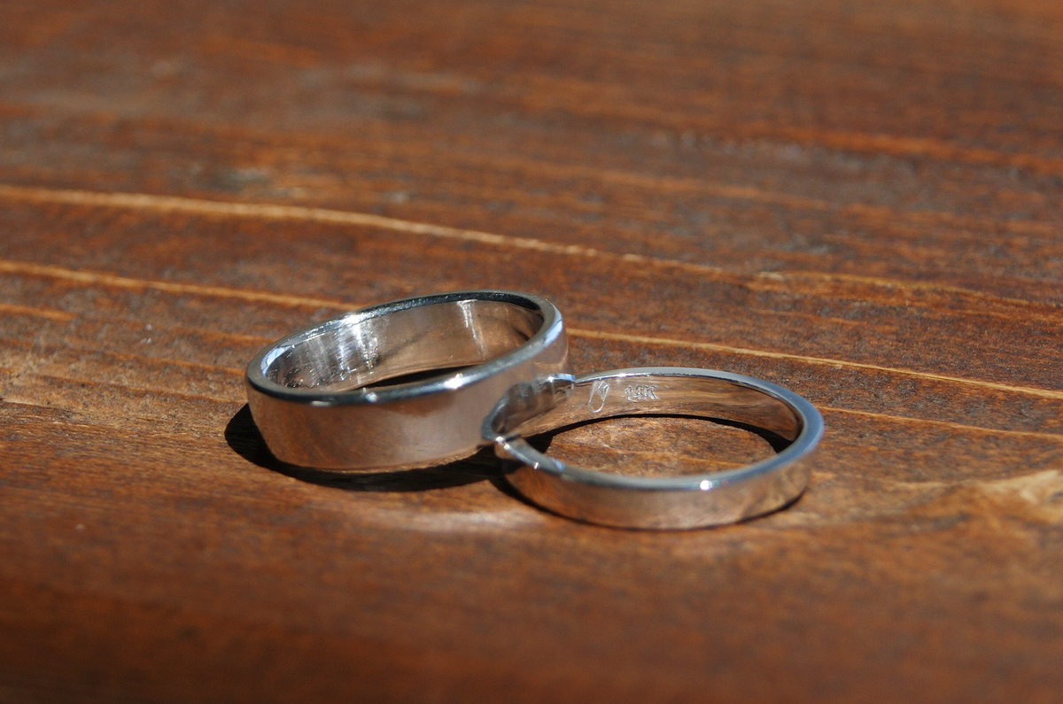 Argollas de matrimonio Cash | Par clásico plano con interior comfort fit, a tu talla