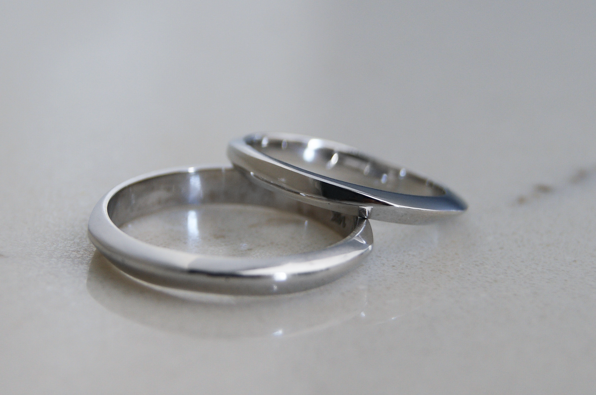 Argollas de matrimonio Eames | Par aerodinámico en oro blanco 14k con pulido espejo, a tu talla