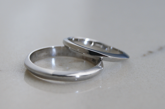 Argollas de matrimonio Eames | Par aerodinámico en oro blanco 14k con pulido espejo, a tu talla