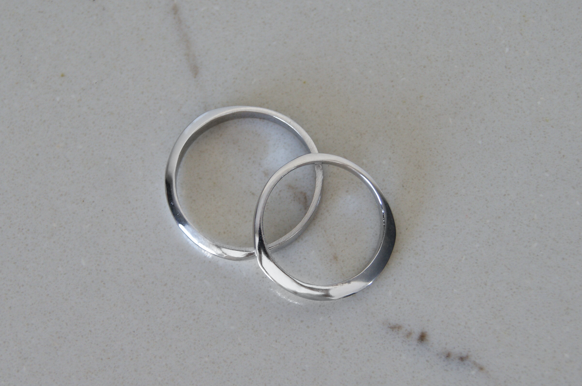 Argollas de matrimonio Eames | Par aerodinámico en oro blanco 14k con pulido espejo, a tu talla