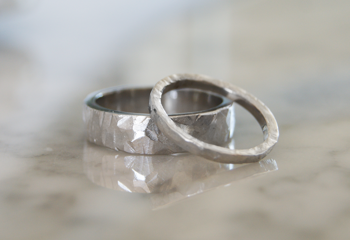 Argollas de matrimonio Child | Par martillado en oro blanco 14k con baño de rodio, a tu talla