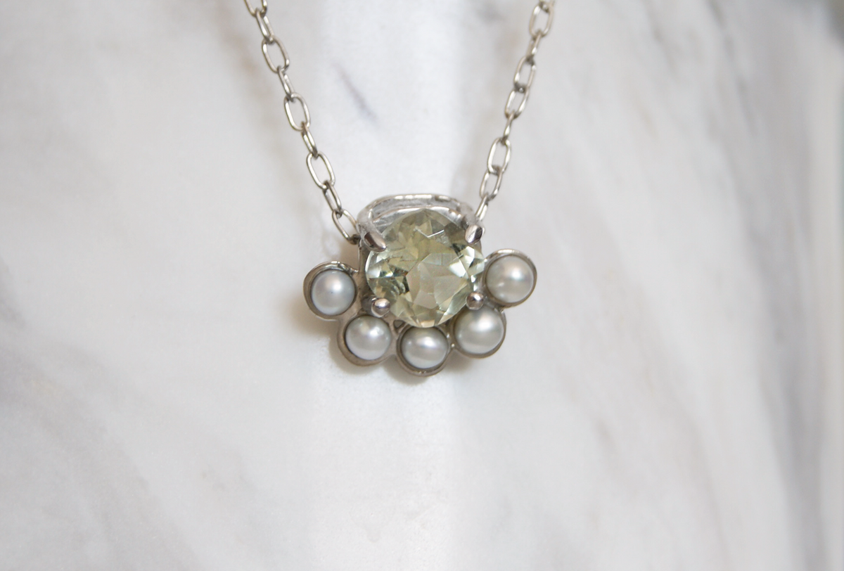 Dije Alba | Amatista verde y perlas cultivadas en oro blanco 14k con cadena