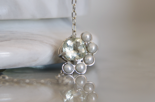 Dije Alba | Amatista verde y perlas cultivadas en oro blanco 14k con cadena