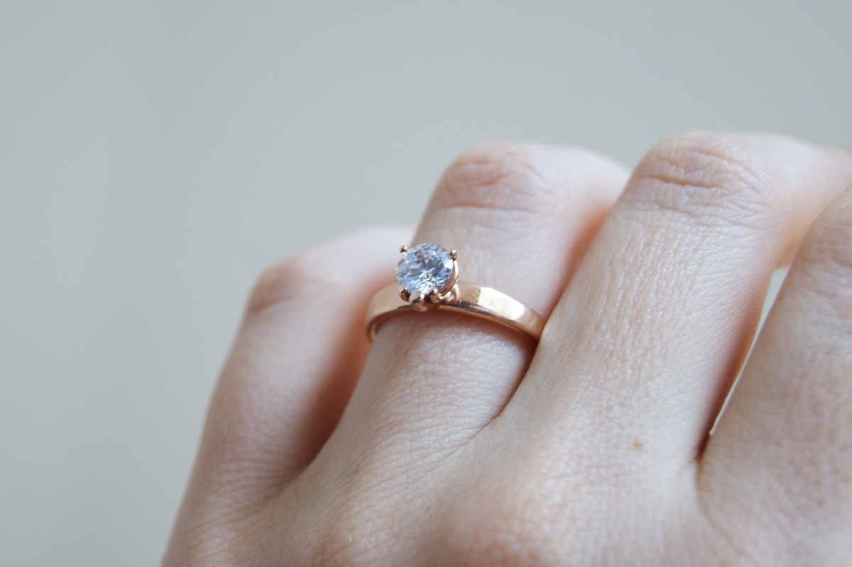 Anillo de compromiso Audrey | Diamante corte brillante en oro rosa 14k, a tu talla