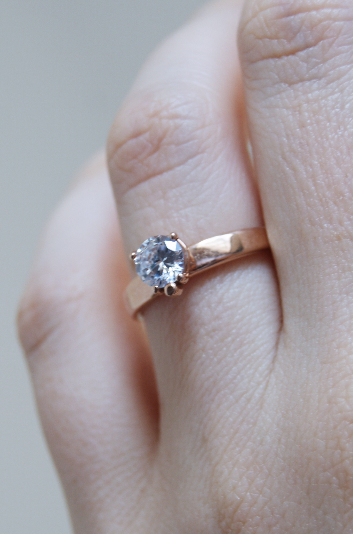 Anillo de compromiso Audrey | Diamante corte brillante en oro rosa 14k, a tu talla
