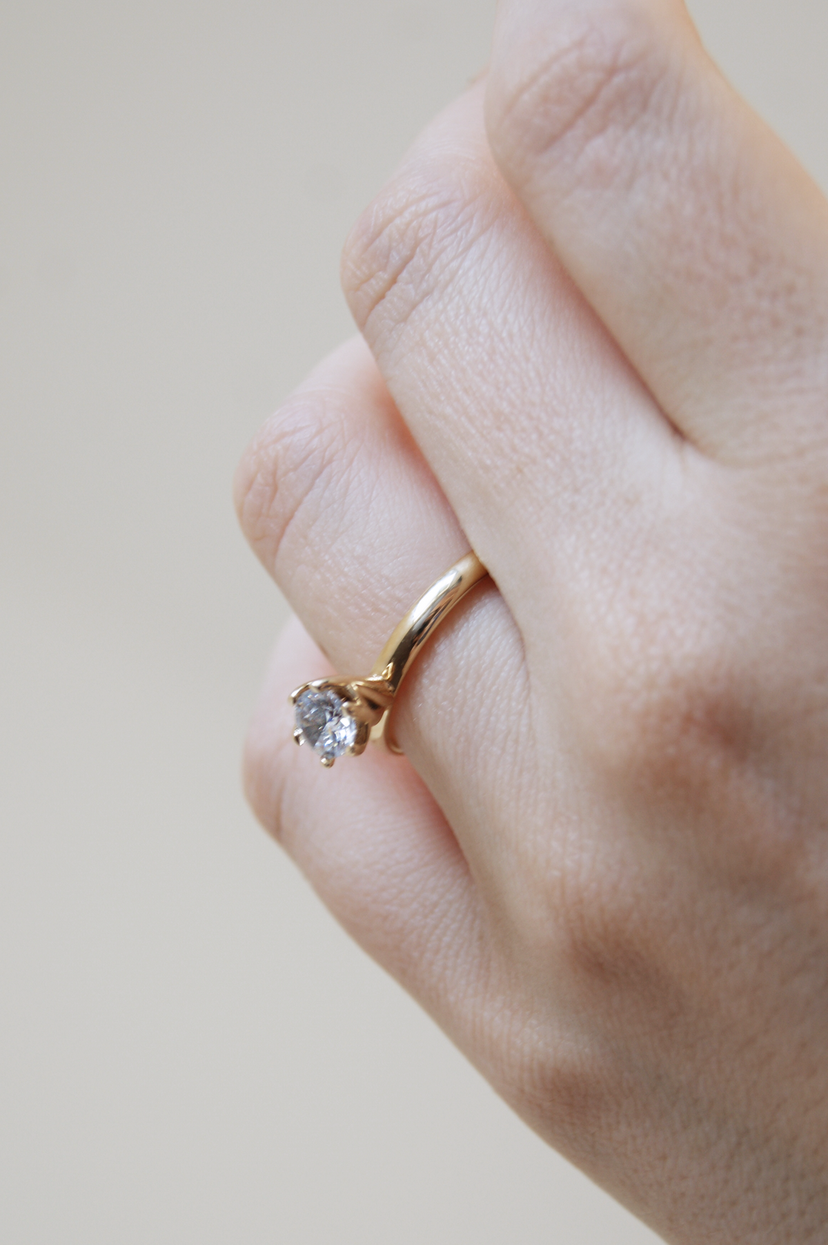Anillo de compromiso Marie | Solitario con diamante en oro amarillo 14k, a tu talla