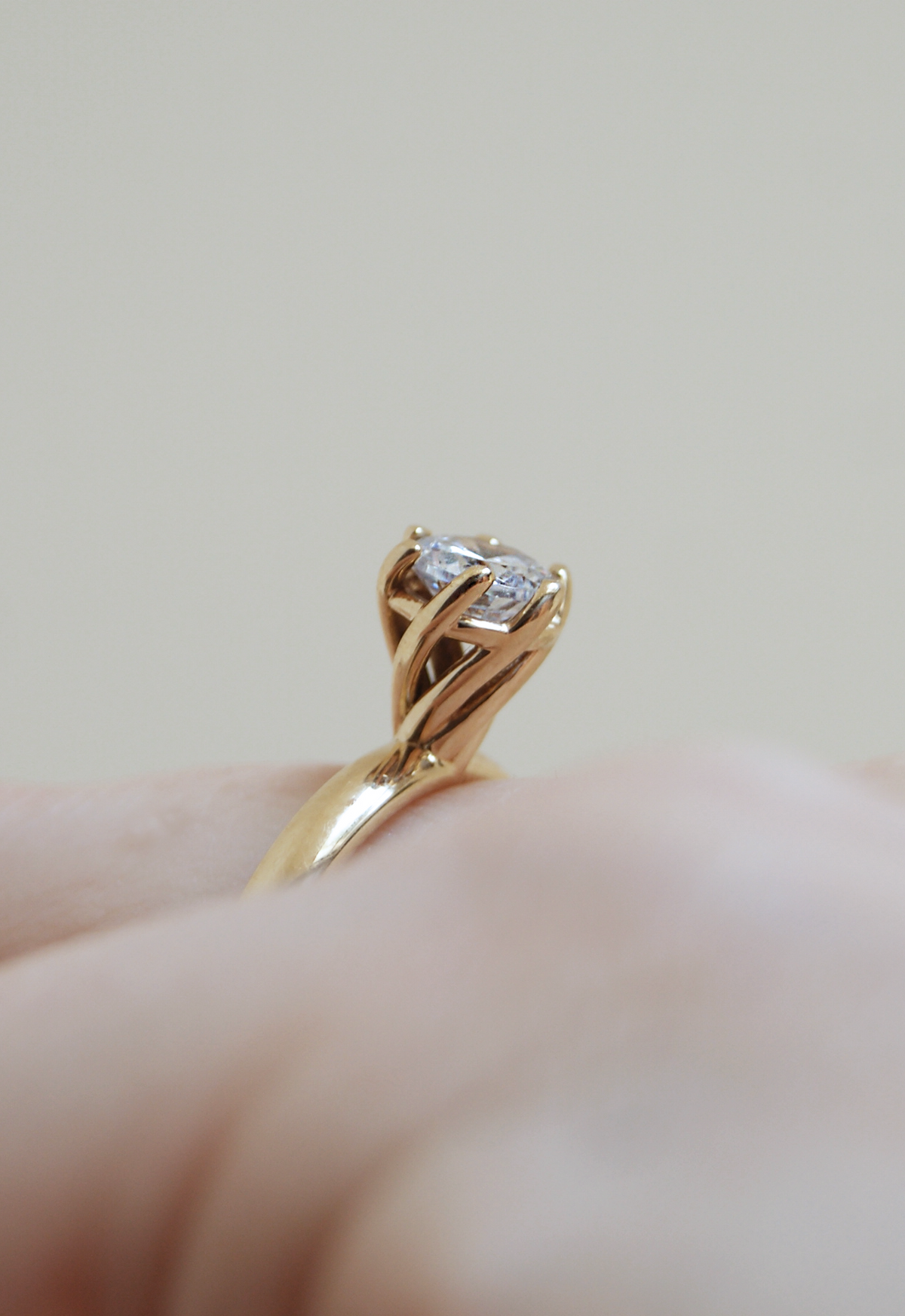 Anillo de compromiso Marie | Solitario con diamante en oro amarillo 14k, a tu talla