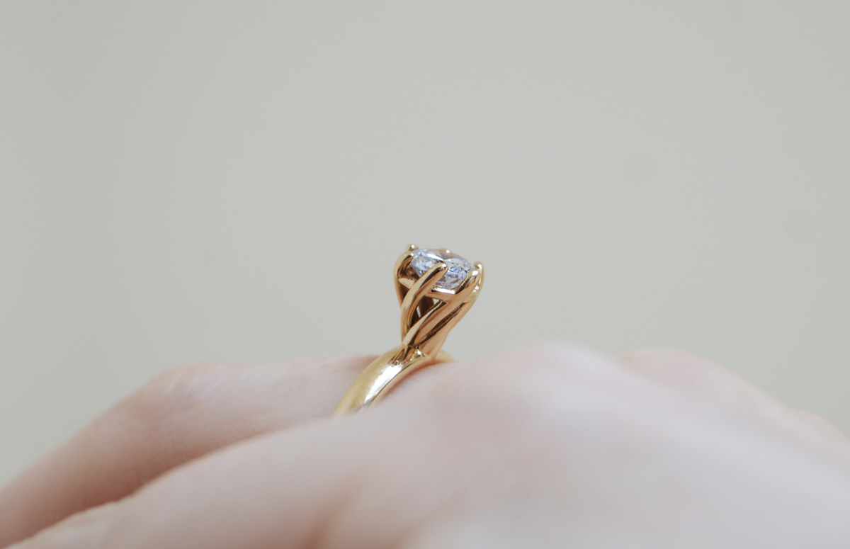 Anillo de compromiso Marie | Solitario con diamante en oro amarillo 14k, a tu talla