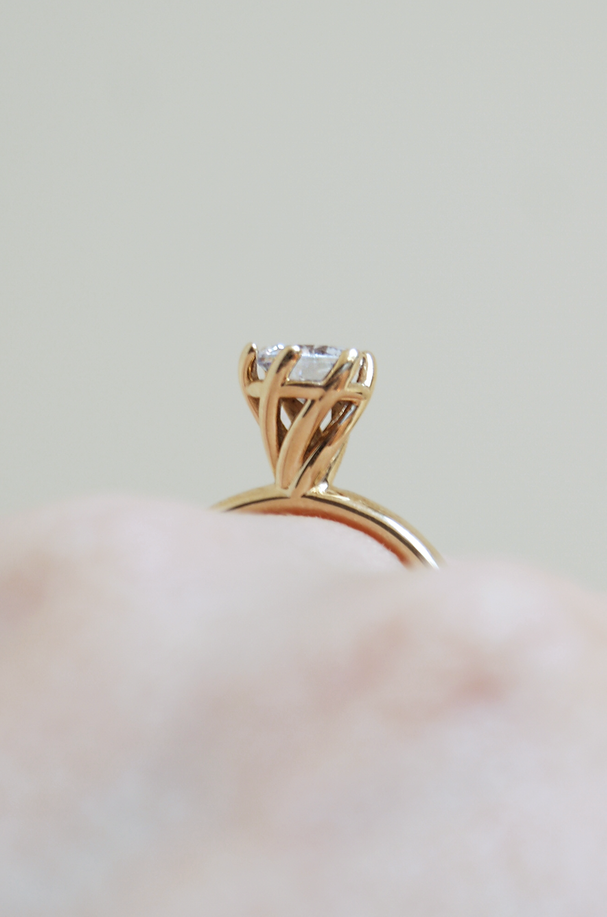 Anillo de compromiso Marie | Solitario con diamante en oro amarillo 14k, a tu talla