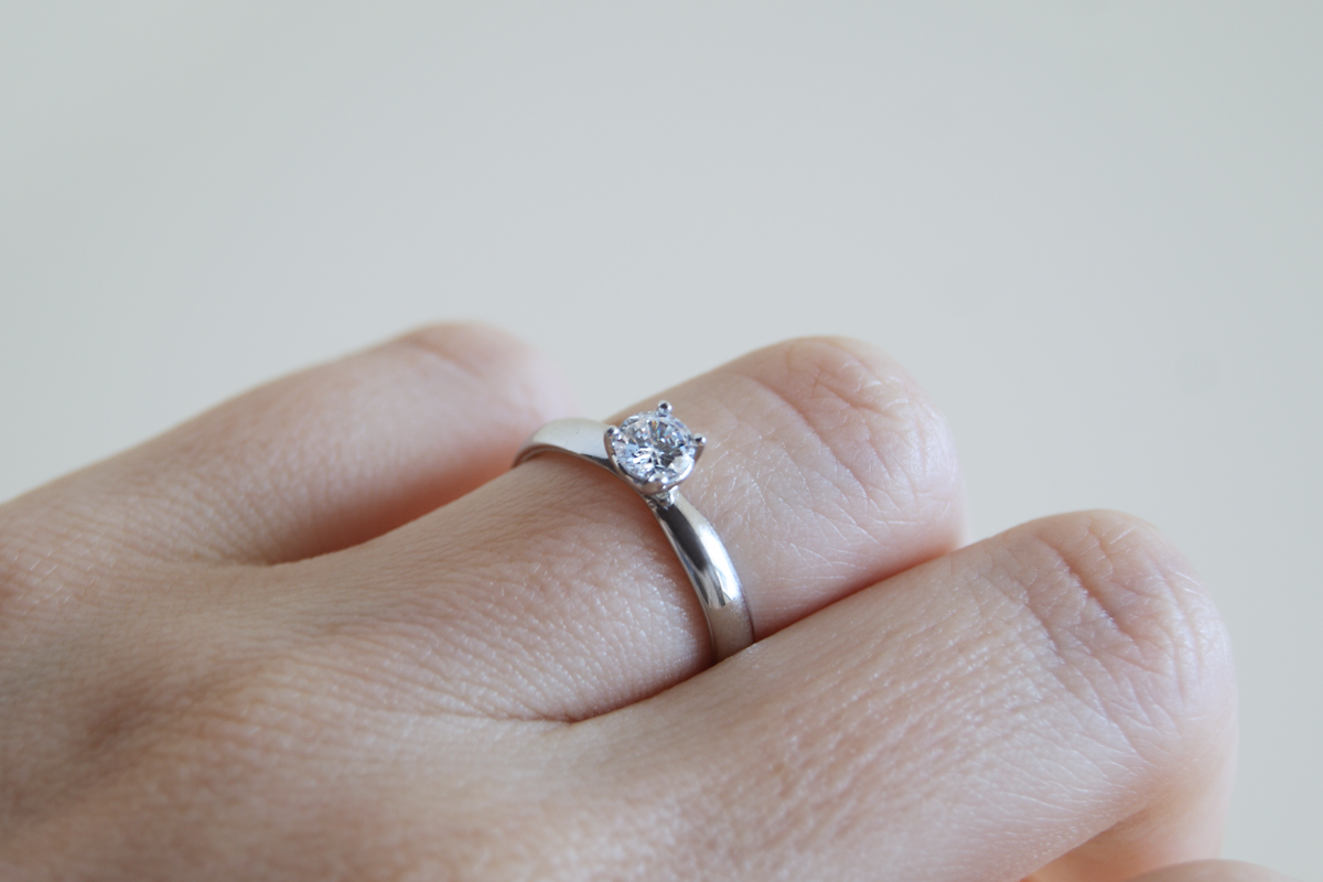 Anillo de compromiso Simone | Solitario con diamante en oro blanco 14k, a tu talla